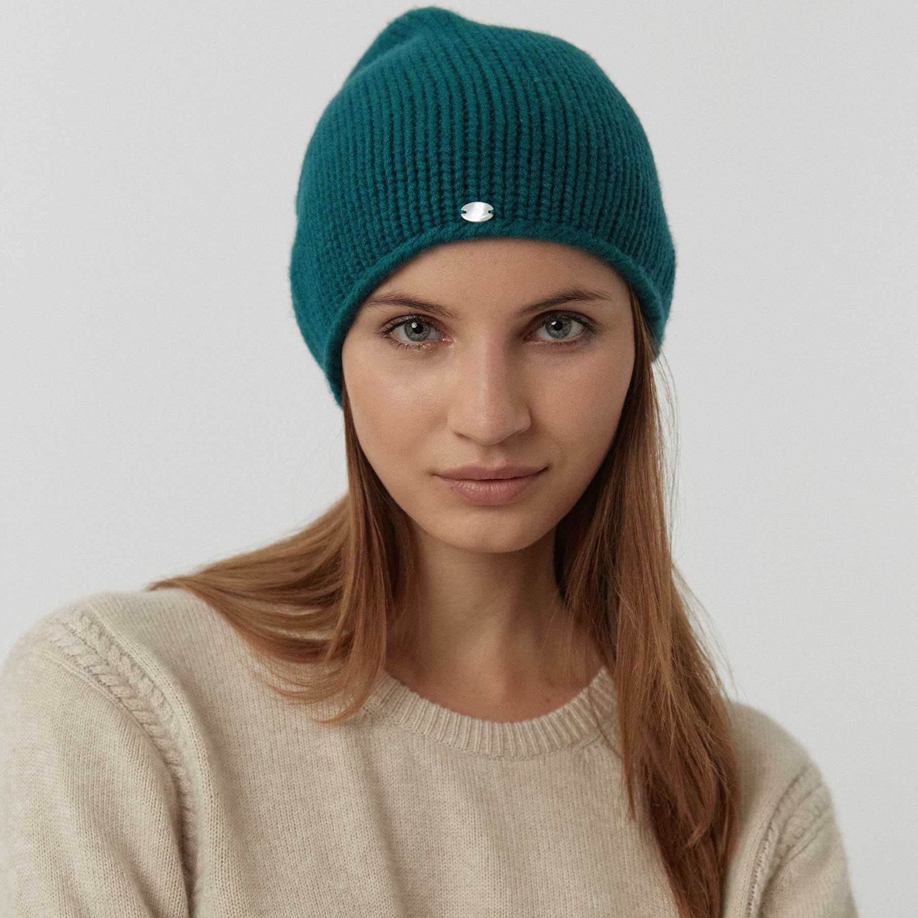 Grüner, gestrickter Beanie auf einem hellen Hintergrund
