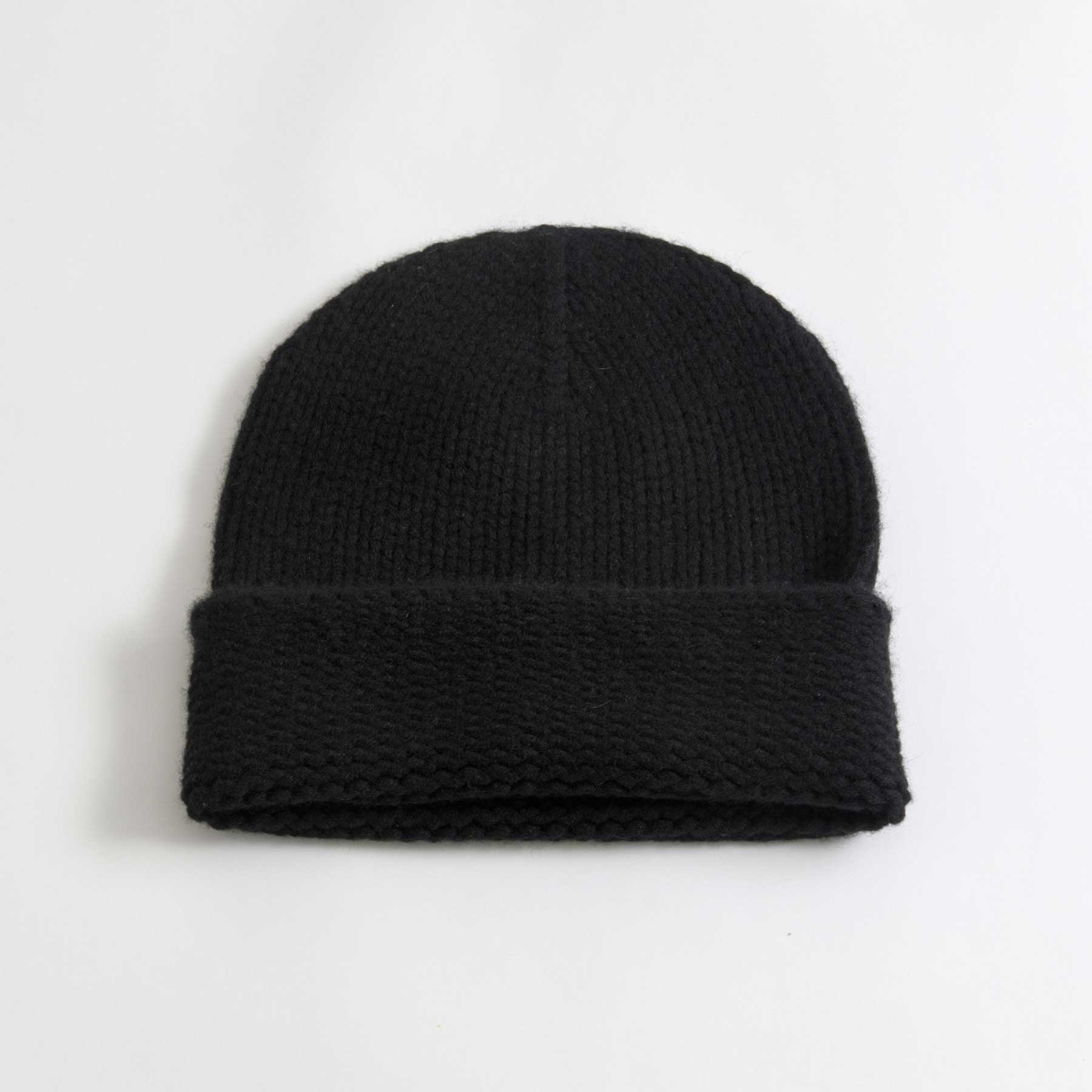 Schwarze gestrickte Kaschmirmütze