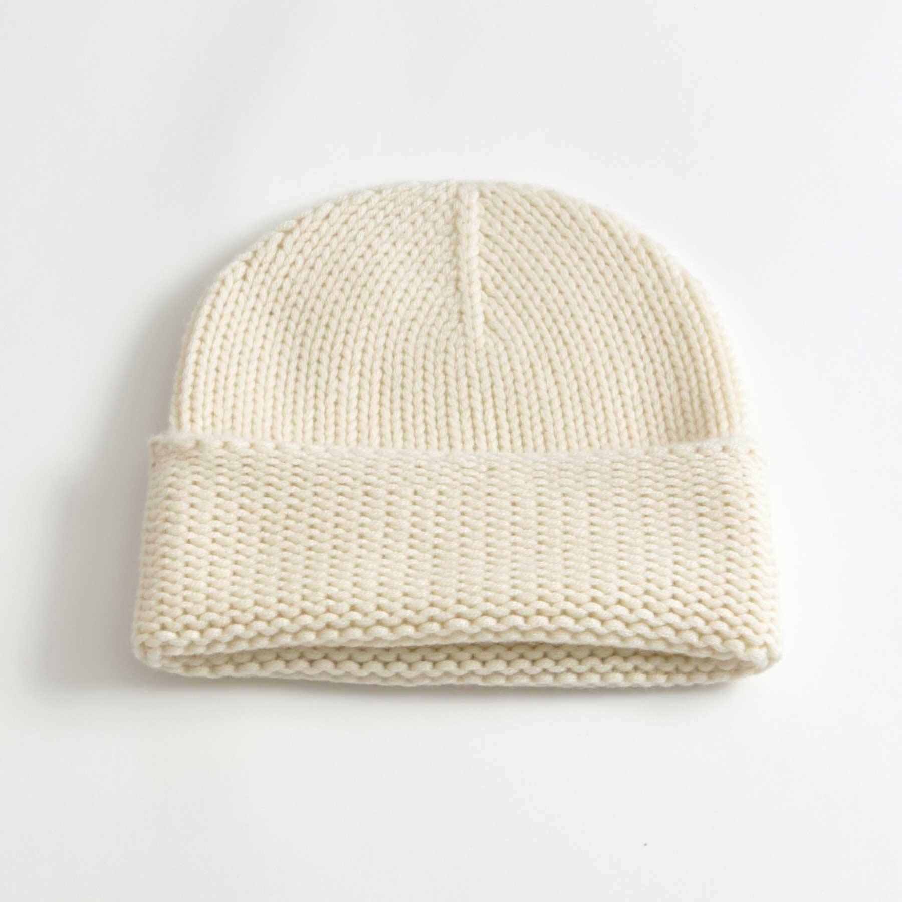 Weiße gestrickte Kaschmirmütze