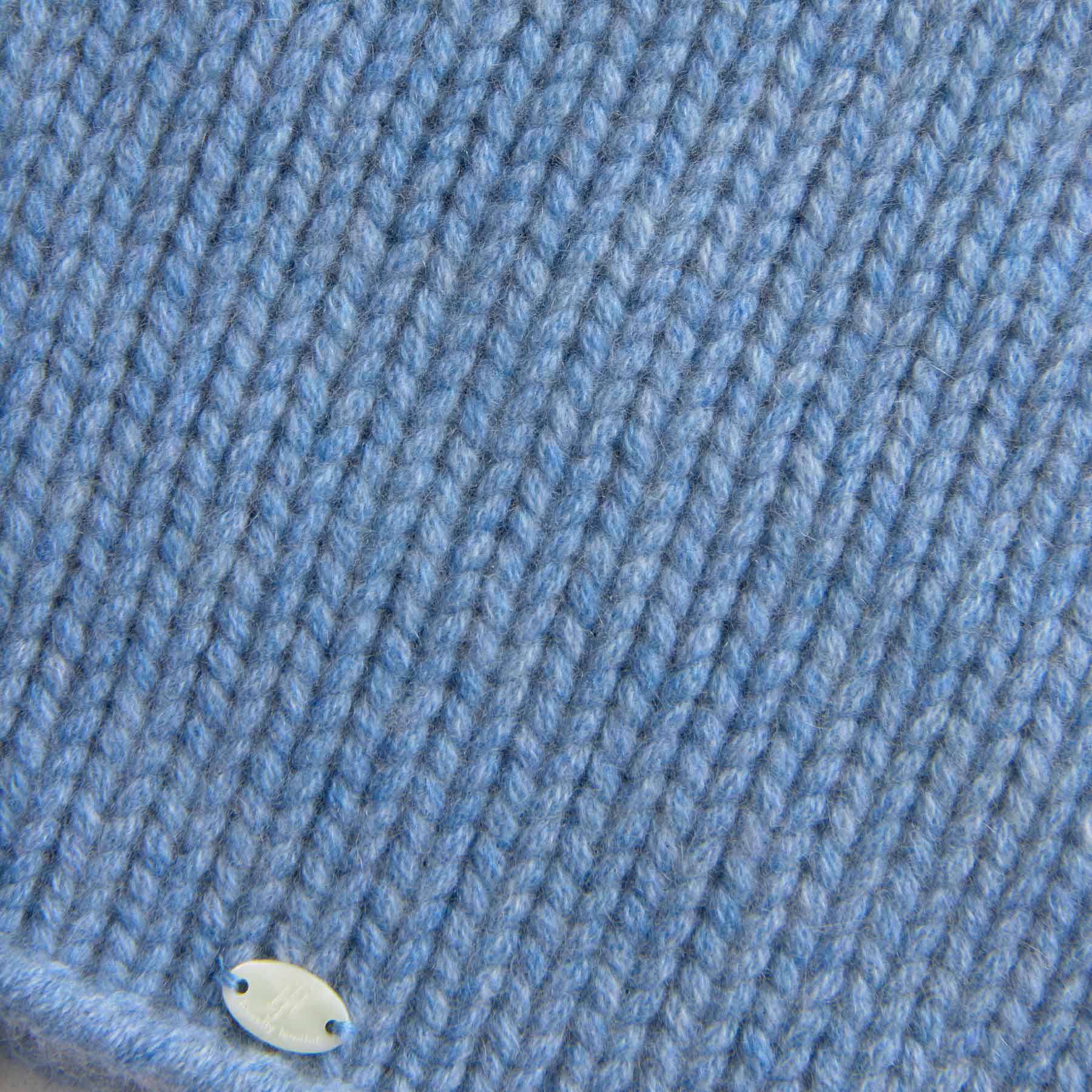 Blaue gestrickte Kaschmirmütze