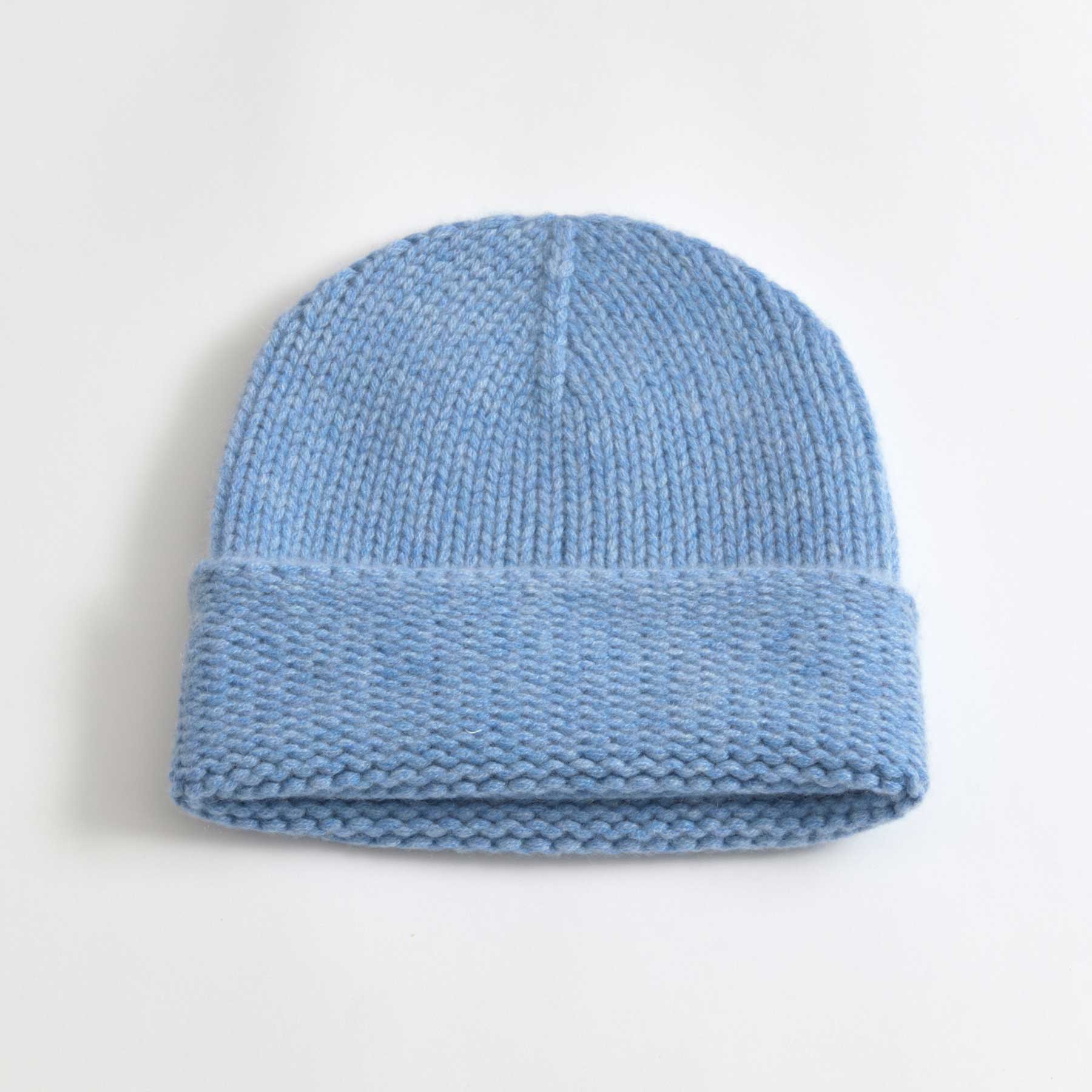 Blaue gestrickte Kaschmirmütze