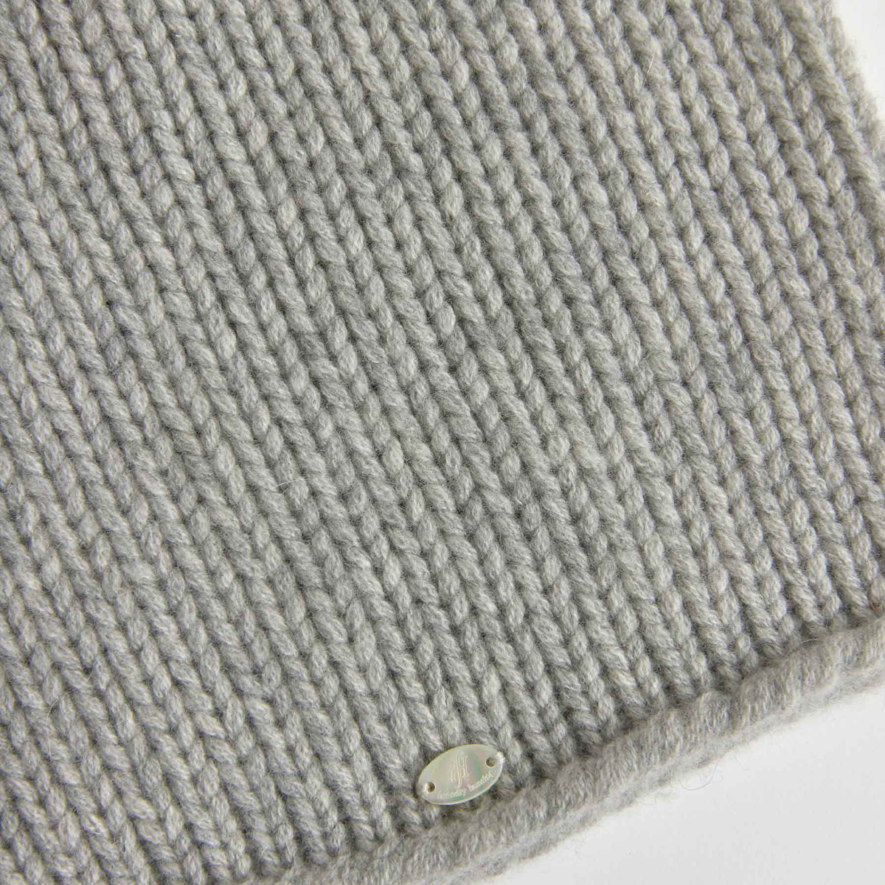 Graue gestrickte Kaschmirmütze