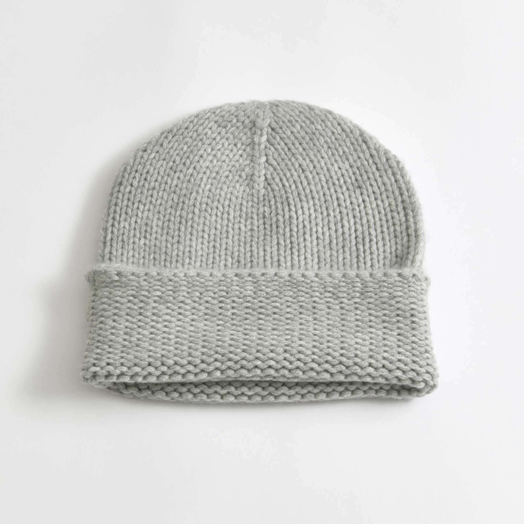 Graue gestrickte Kaschmirmütze