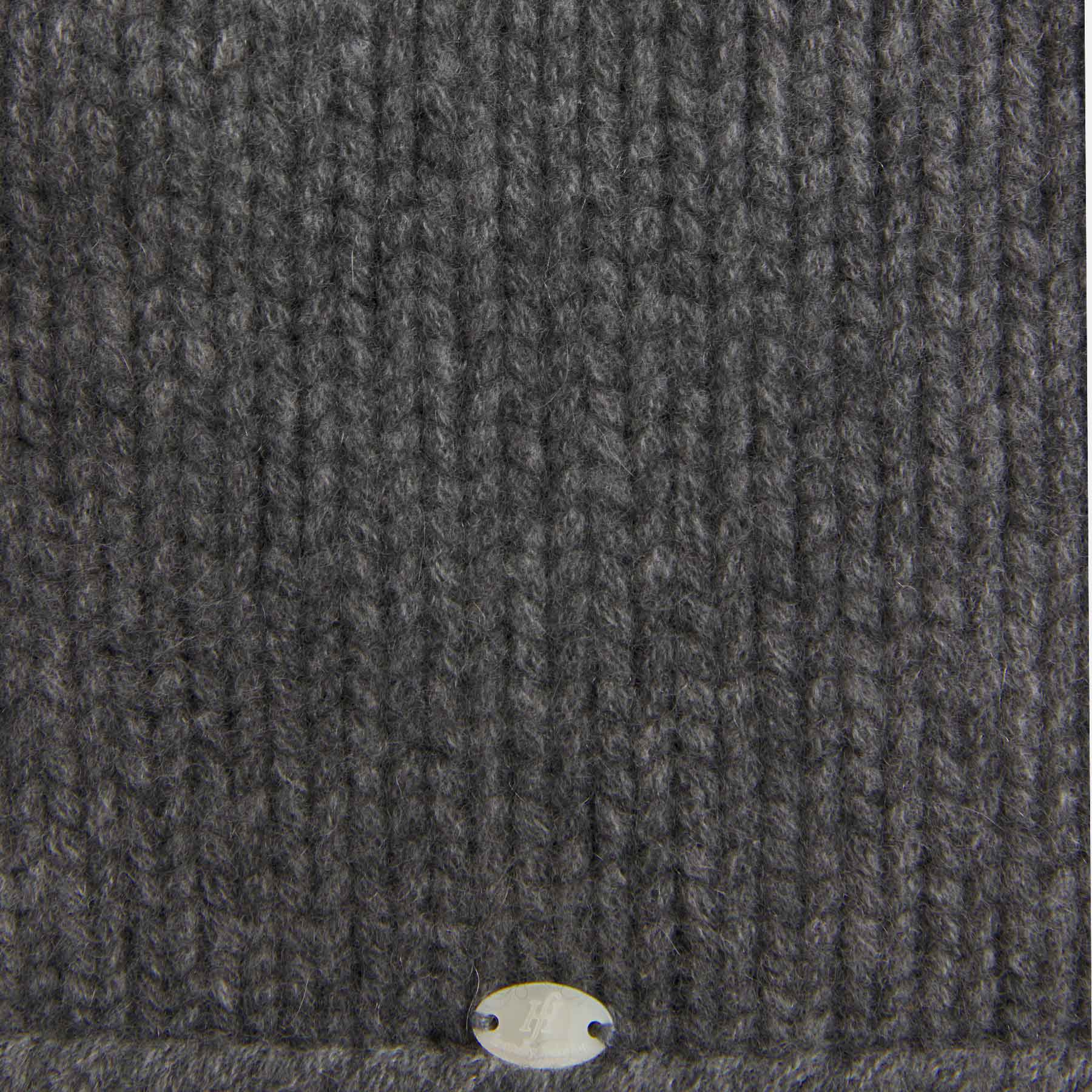 Graue gestrickte Kaschmirmütze