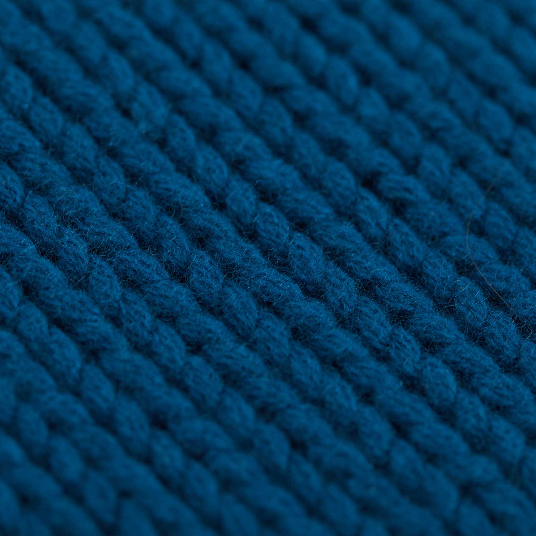 Blaue gestrickte Kaschmirmütze